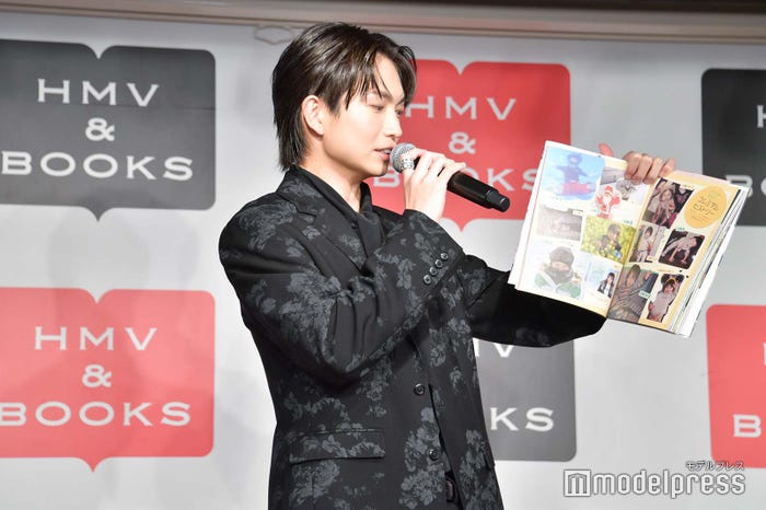 幼少期ショットを紹介する綱啓永(C)モデルプレス