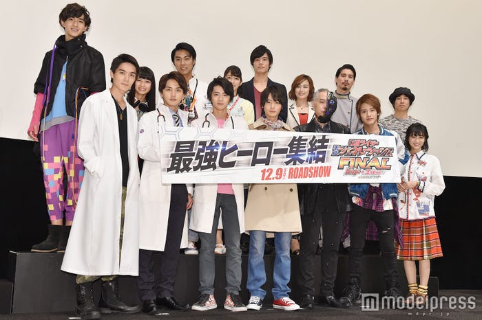 (前列左から)松本享恭、瀬戸利樹、飯島寛騎、犬飼貴丈、大槻ケンヂ、赤楚衛二、高田夏帆(後列左から)甲斐翔真、黒崎レイナ、小野塚勇人、松田るか、岩永徹也、滝裕可里、水上剣星、上堀内佳寿也監督(C)モデルプレス