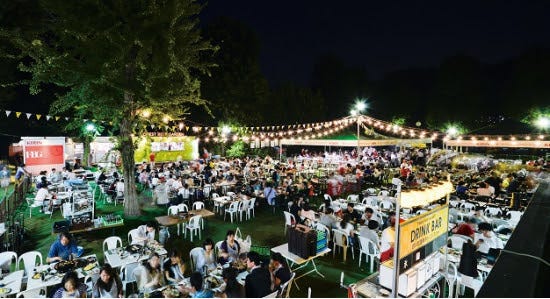 「森のビアガーデン」明治神宮外苑で開催、緑に囲まれBBQ&クラフトビールが充実