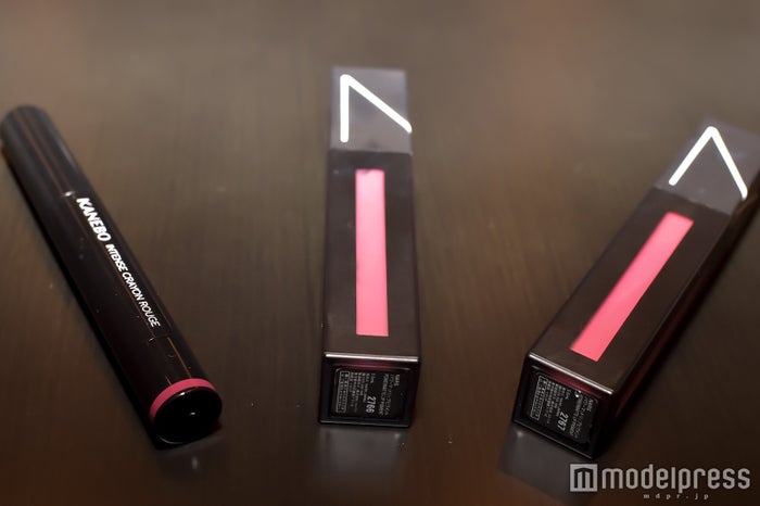 （左から）カネボウ インテンスクレヨンルージュ05、NARS パワーマット リップ ピグメント 2767、2766（C）モデルプレス