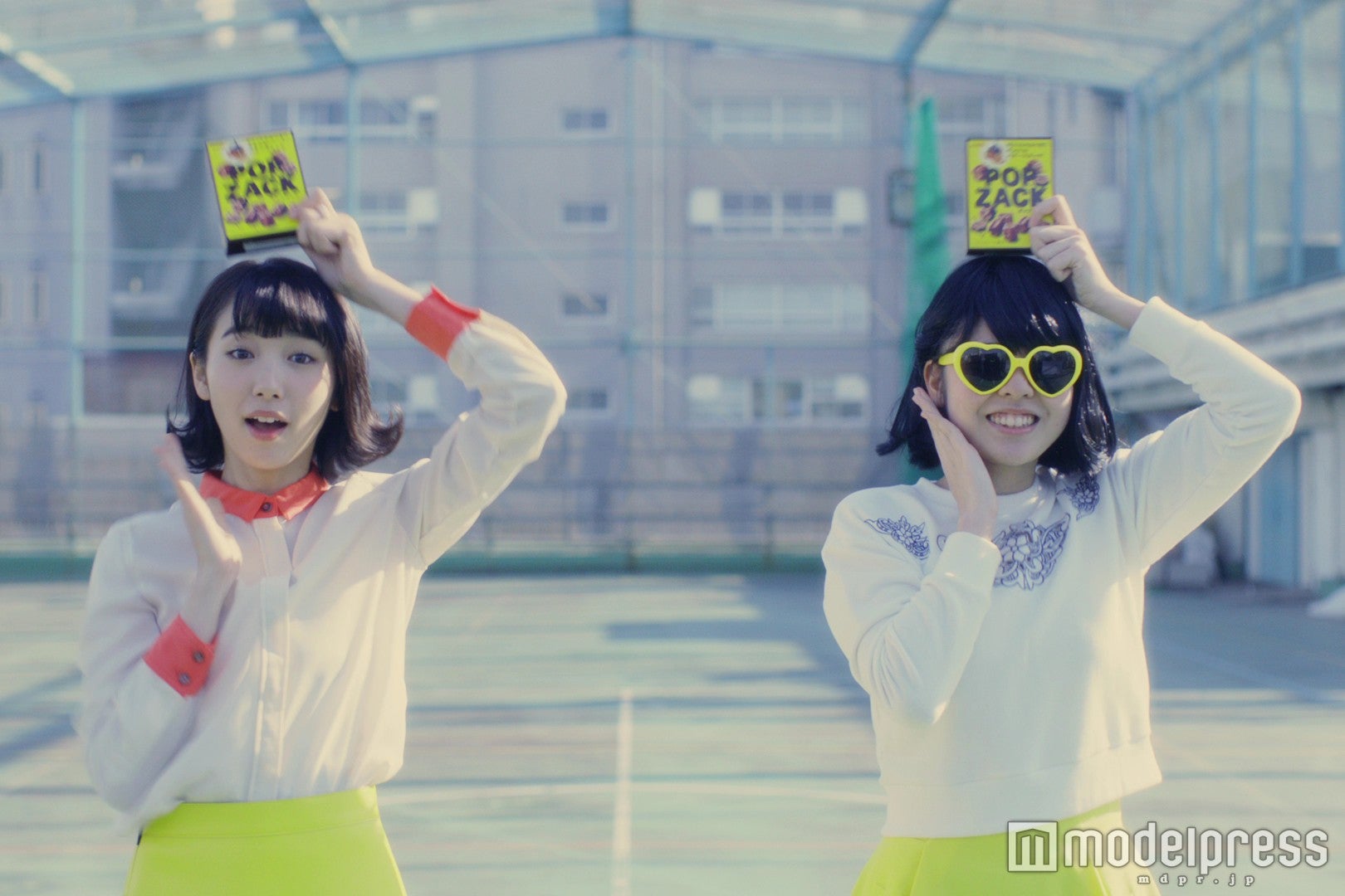 飯豊まりえ（左）／新CMより