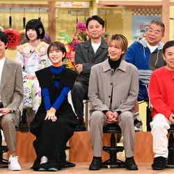 （後列左から）あの、有吉弘行、出川哲朗（前列左から）矢部浩之、浜辺美波、志尊淳、岡村隆史（C）日本テレビ