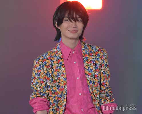 原因は自分にある。杢代和人、全身花柄×ピンクシャツの奇抜コーデ着こなす【TGC 2024 S/S】