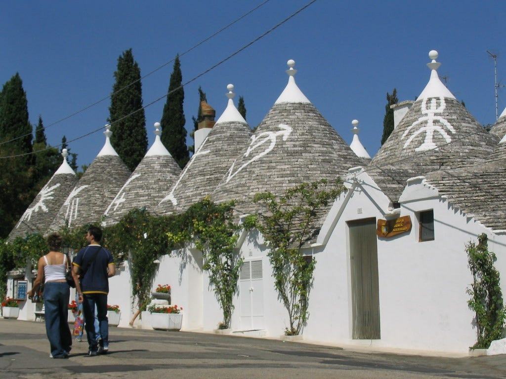童話の世界!イタリアの世界遺産アルベロベッロのとんがり屋根の街並みに恋をする
