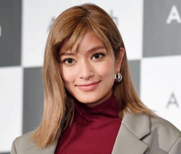 お肉食べない生活5年のローラ 人生初「生きている鶏さんを捕まえて、絞めて、解体」写真と映像でも報告 感謝の気持ちになった、と