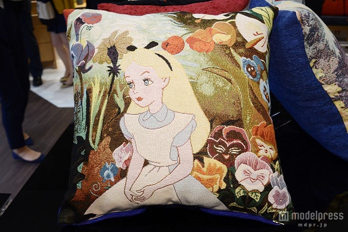 「インテリアライフスタイル」アリスのクッションカバー