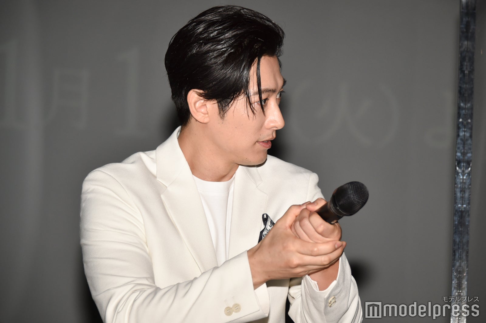 手話をするディーン・フジオカ （C）モデルプレス