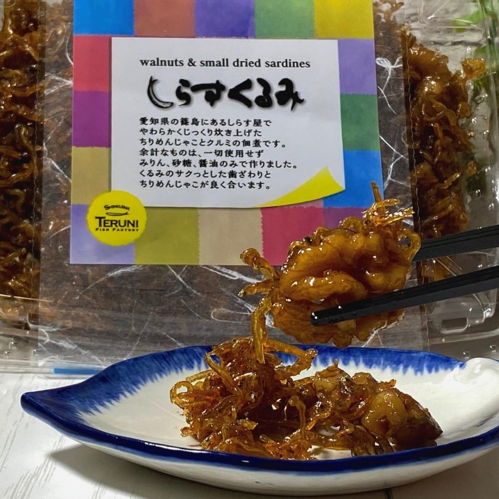 コストコのしらすくるみをお皿に盛っている写真