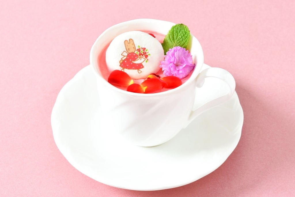 お花がいっぱい♡くり～むホット苺みるく810円（C）1985,2018 SANRIO CO.,LTD.