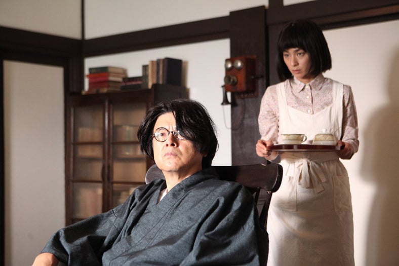 三浦友和（左）、尾野真千子（右）