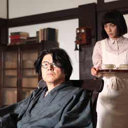 三浦友和(左)、尾野真千子(右)