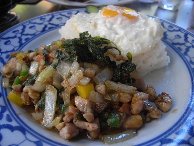 人気メニューの「東京ガパオライス」￥800（税込）／HIBIYASAROH by kobakou