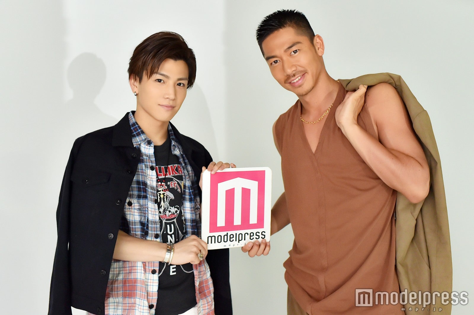 （左より）岩田剛典（ヘアメイク：千絵／H.M.C、スタイリスト：葛西“JUMBO”克哉）、AKIRA（ヘアメイク：KUBOKI／Three PEACE、スタイリスト：橋本敦／KiKi inc.）／（C）モデルプレス