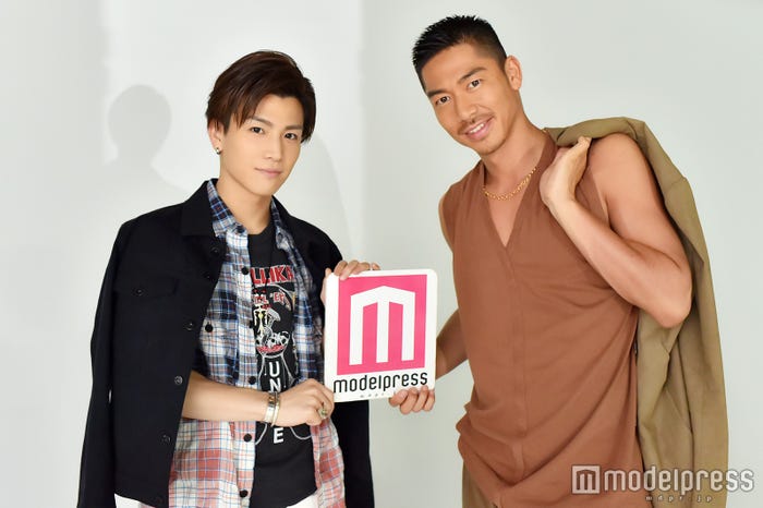 (左より)岩田剛典(ヘアメイク:千絵/H.M.C、スタイリスト:葛西“JUMBO”克哉)、AKIRA(ヘアメイク:KUBOKI/Three PEACE、スタイリスト:橋本敦/KiKi inc.)/(C)モデルプレス