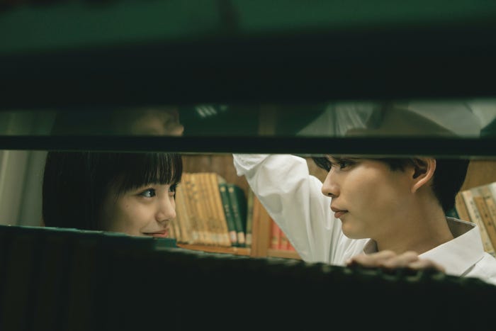 當真あみ、長尾謙杜(C)2025 映画「おいしくて泣くとき」製作委員会
