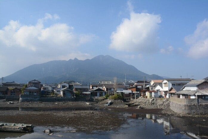 雲仙岳　（島原鉄道の車窓から）