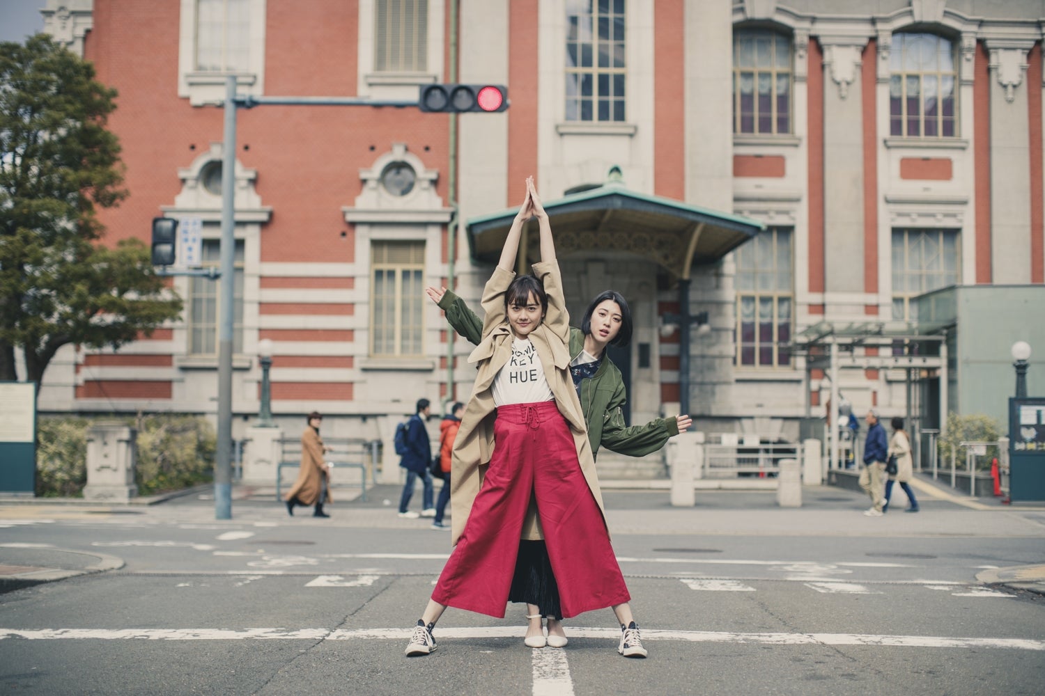 自然体の三吉彩花＆松井愛莉にほっこり　“みよまつ”の素が伝わるオフショット