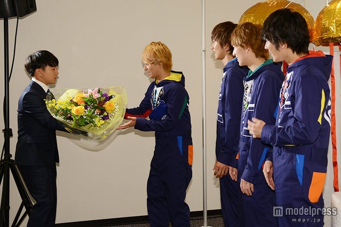 濱田岳がDISH//に花束を贈呈