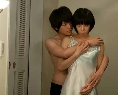 実希(夏帆)“ヘビー級処女”を捨てる決意の瞬間…上半身裸で抱きつかれる<伊藤くん A to E>