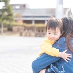 「ママ、ゴミぽいだよね…?」2歳児の心のサインに気づけず「ごめんね」