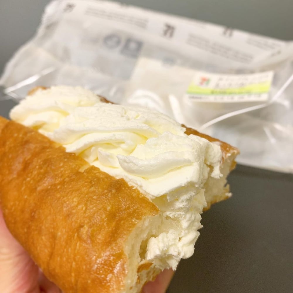 ホイップたっぷりもっちりあげパン