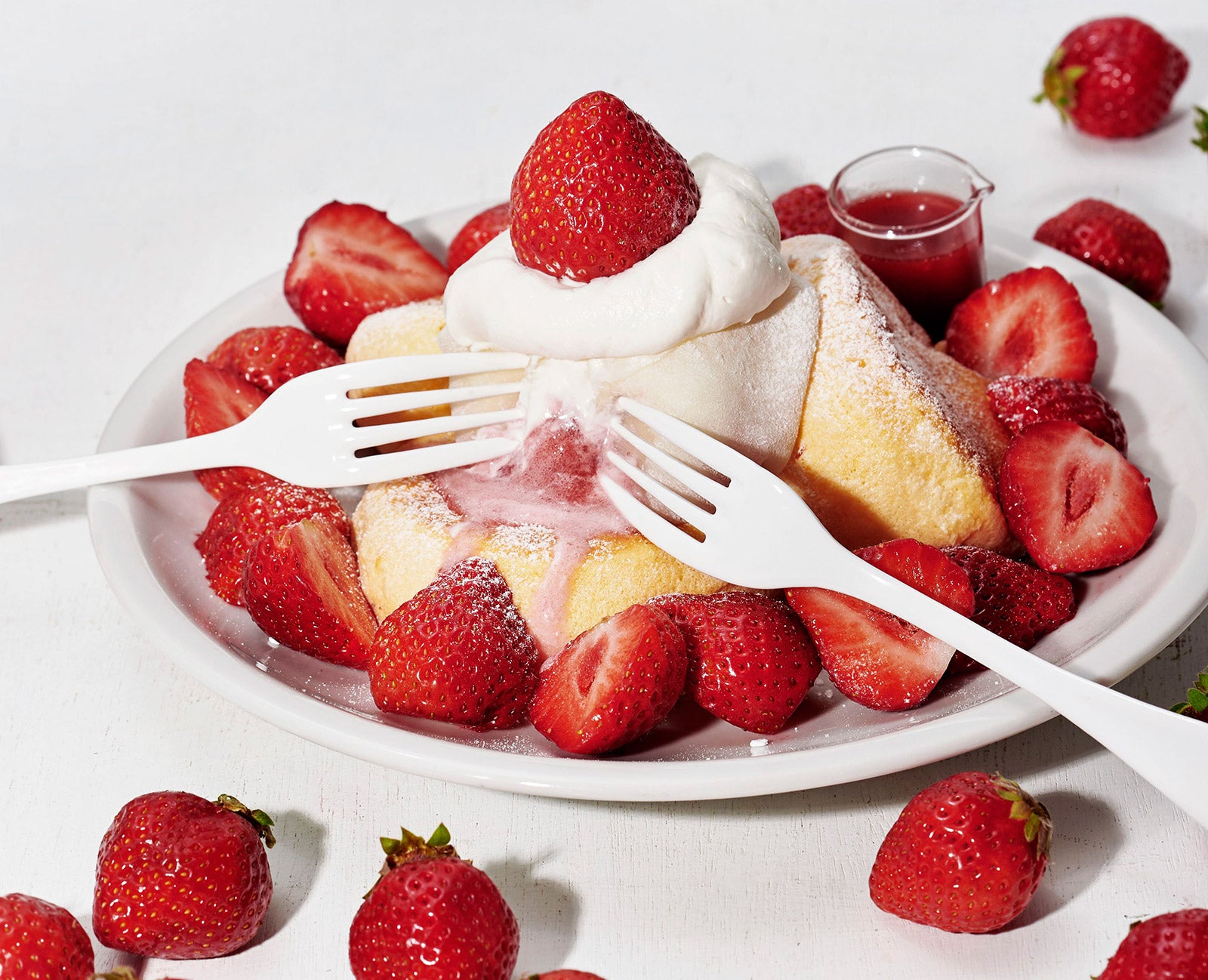 フリッパーズ「奇跡のパンケーキ あまおうのふわもち包み」限定登場　ワンランク上のテイクアウトスイーツも