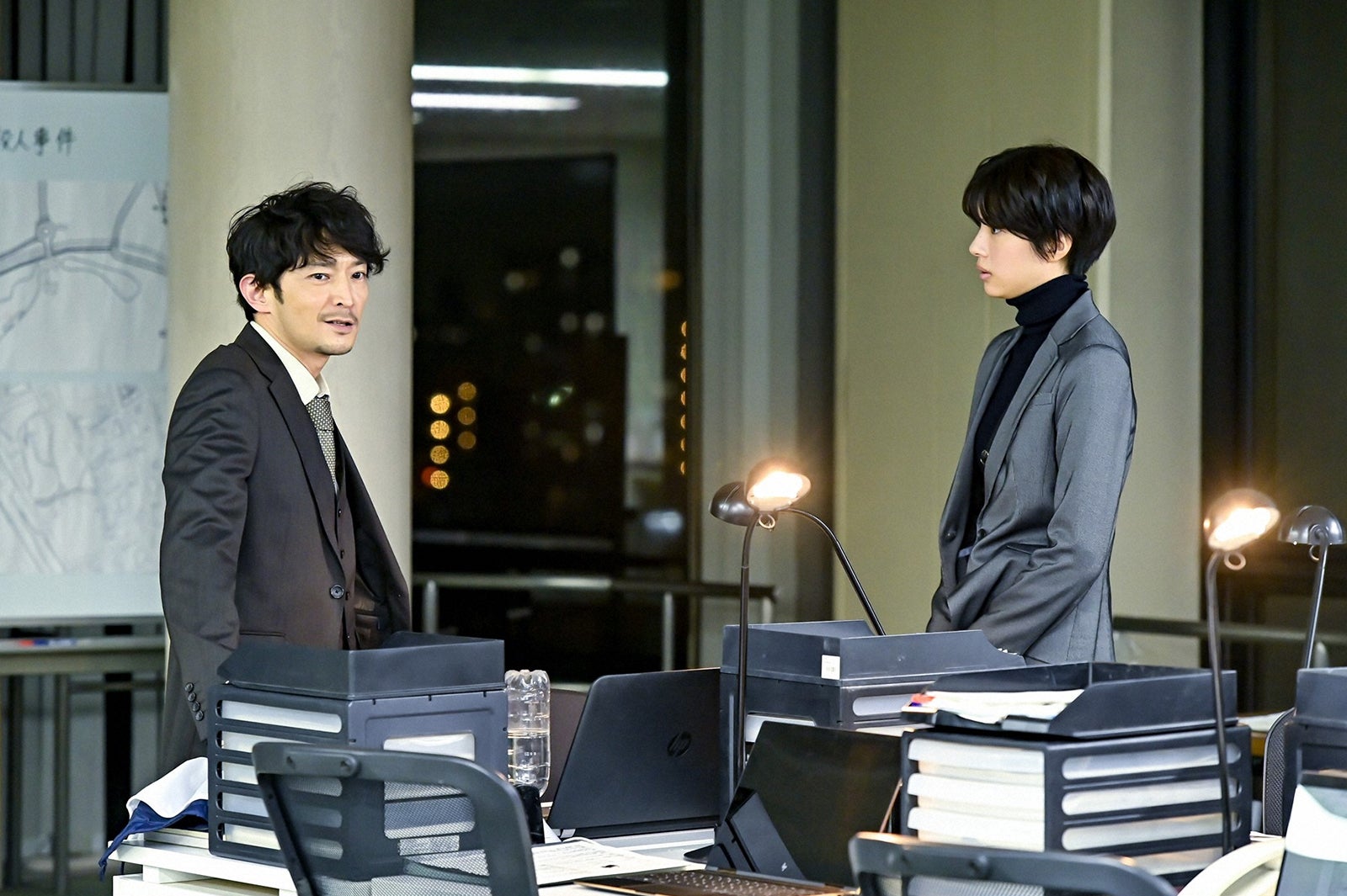 津田健次郎、佐久間由衣／「最愛」第8話より（C）TBS