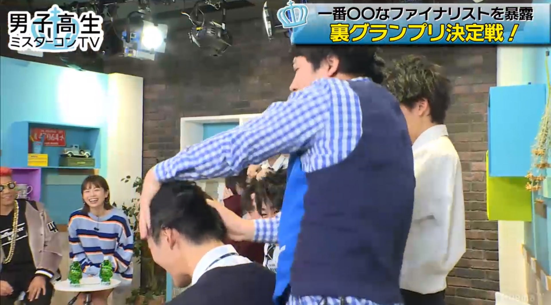 お笑いタレント・ラフレクランのきょんが髪型を崩し…（C）AbemaTV