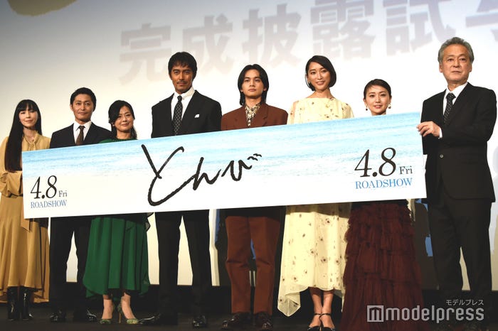 「とんび」完成披露舞台挨拶の様子(左から)麻生久美子、安田顕、薬師丸ひろ子、阿部寛、北村匠海、杏、大島優子、瀬々敬久監督(C)モデルプレス