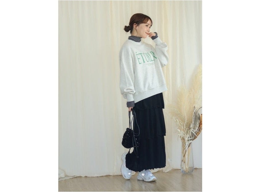 スウェットの首もとからボーダーをのぞかせてアクセントに　出典：WEAR