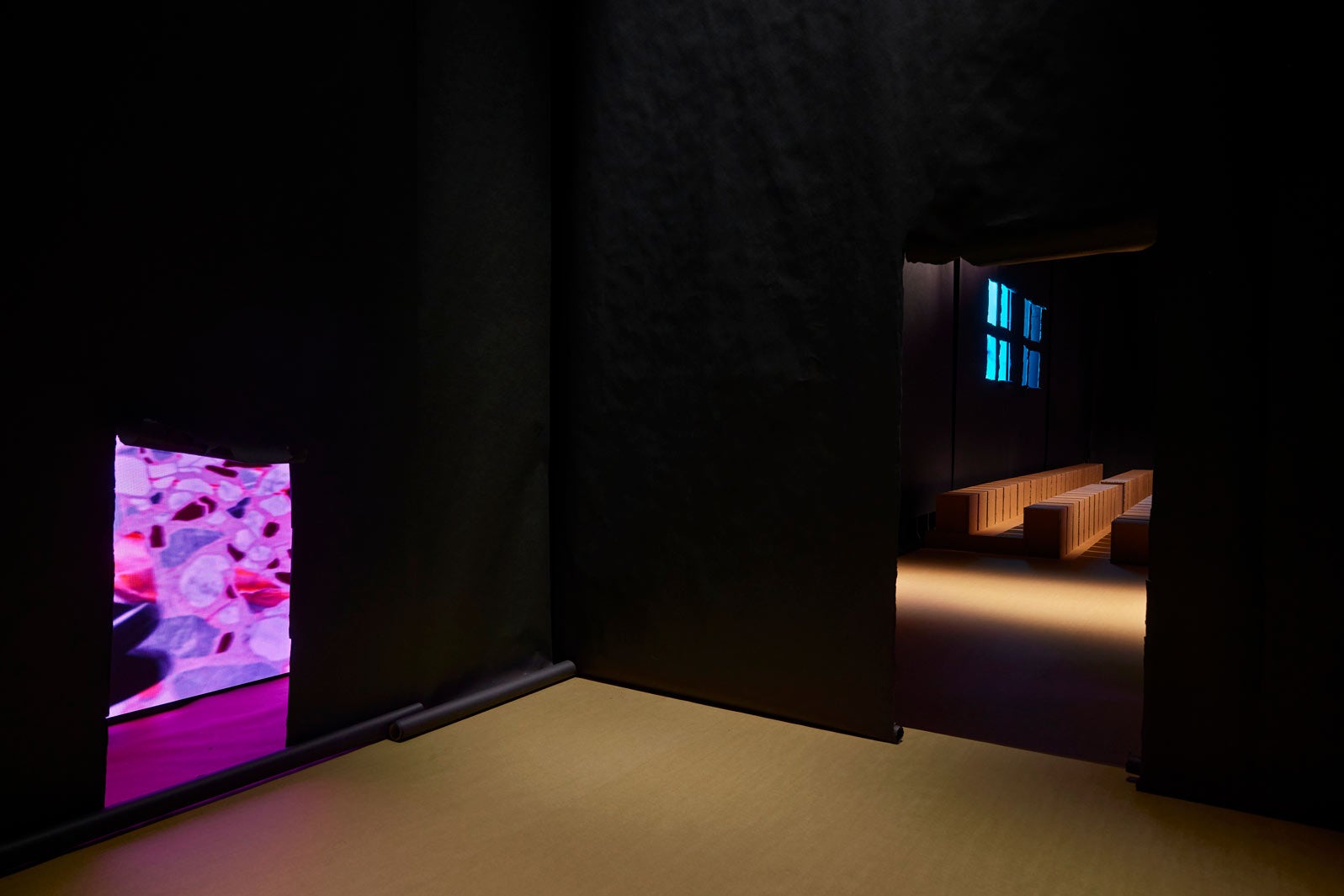 「TOUCH OF CRUDE」ショースペース（提供写真）