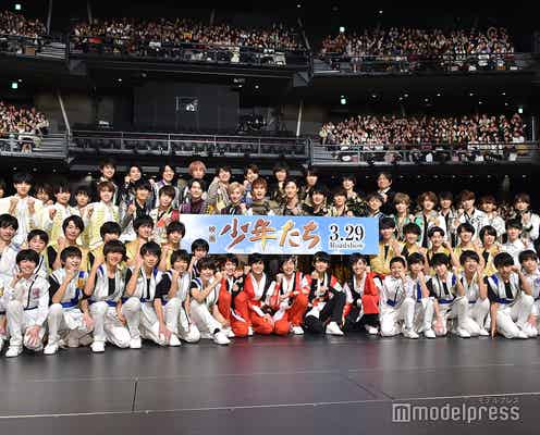 SixTONES、Snow Manら東西ジャニーズJr.“62人”豪華集結 サプライズライブにファン熱狂<映画 少年たち>