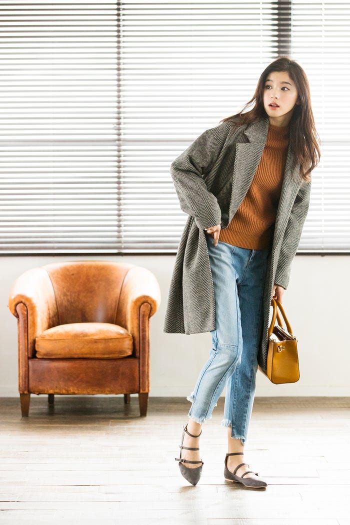 ヘリンボーンチェスターコート¥4,990/GU、テラコッタバックレイヤードニット¥4,590/AMERICAN HOLIC(AMERICAN HOLICプレスルーム)、パッチワークカットオフデニム¥8,990/OZOC、マスタードレザーハンドバッグ¥6,500/OPAQUE.CLIP、3連ストラップパンプス¥5,990/AG by aquagirl(C)TOPLOG