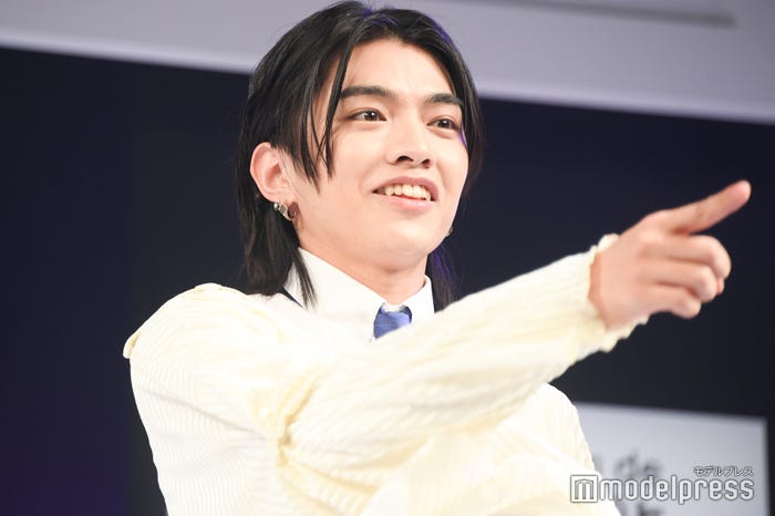 WILD BLUEのうちわを見つけて喜ぶ宮武颯(C)モデルプレス