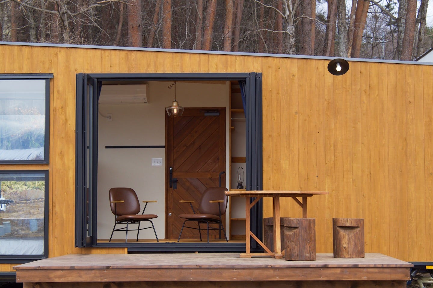 山梨「ザ ノマド 八ヶ岳」大自然に抱かれるガラス張りトレーラー&ペット可ベルテント