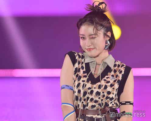 王林、スリットからのぞく美脚&ウィンクにドキッ<GirlsAward 2023 S/S>