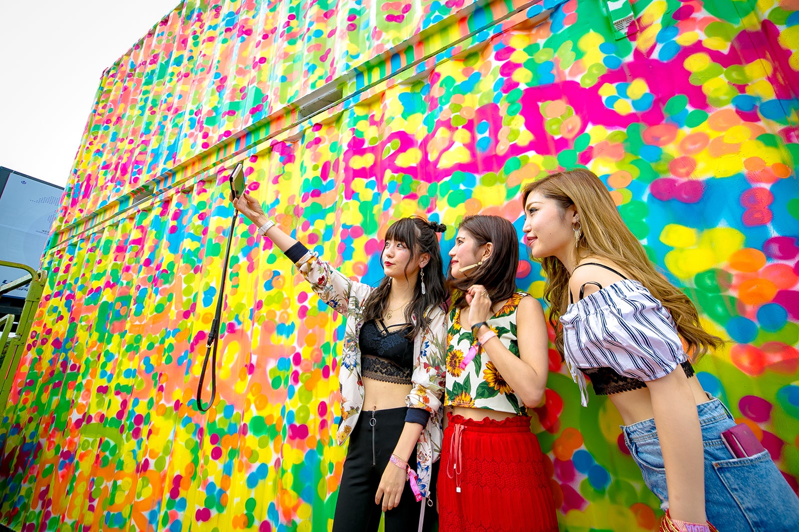 カラフルなウォールアート（提供写真）