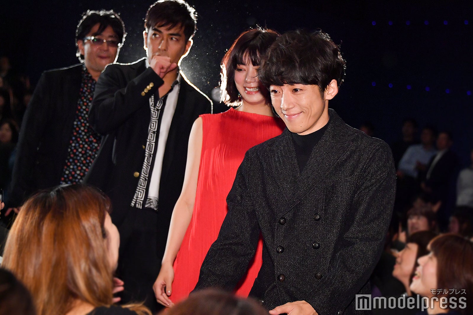 丁寧なファンサービスをしながら登場した高橋一生 （C）モデルプレス