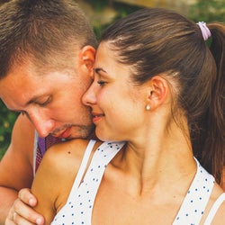 イチャイチャ中 男性が本命だけに出す愛してるサイン6つ 我慢できない モデルプレス