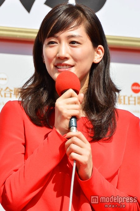 紅組司会者の綾瀬はるか