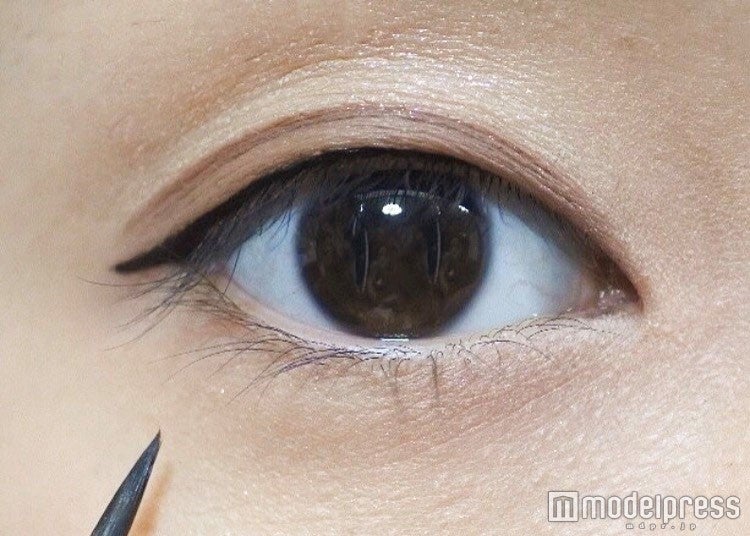 くっきりさせたいときはブラックのアイライナーをチョイス／写真：MAKO（C）モデルプレス