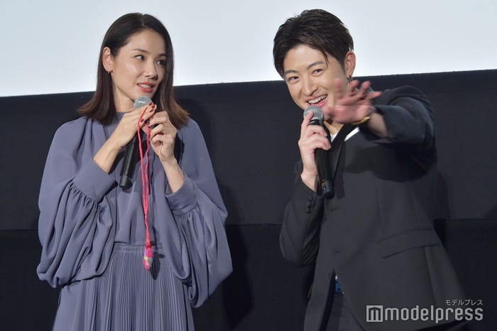 泣きそうな吉田羊に「ダメですよ。いっぱいカメラがいるから」」と訴える佐野玲於(C)モデルプレス