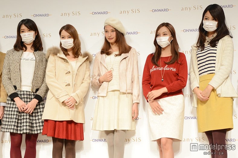 大政絢（中央）のモノマネメイクをするざわちん（右2）ら4人／オンワード樫山「anySiS」新成長戦略発表会