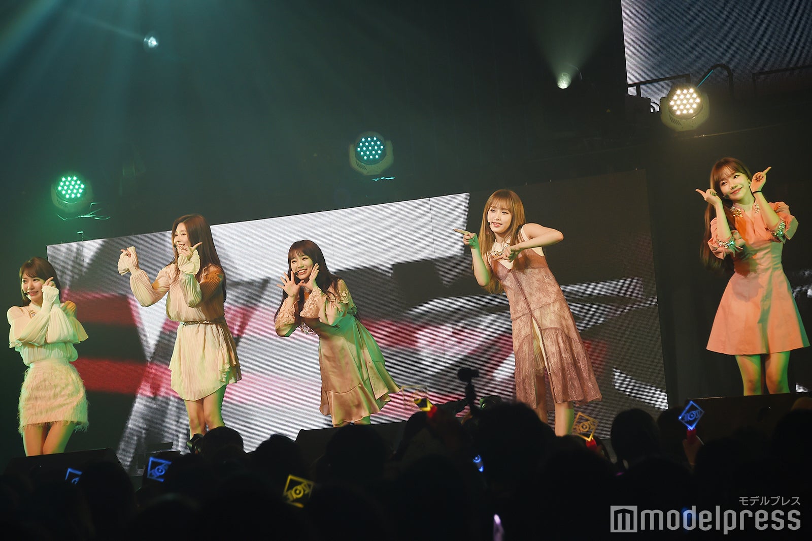 宮脇咲良、キム・ミンジュ、矢吹奈子、チェ・イェナ、チョ・ユリ （C）モデルプレス