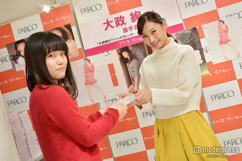 ファンと握手する大政絢（右）