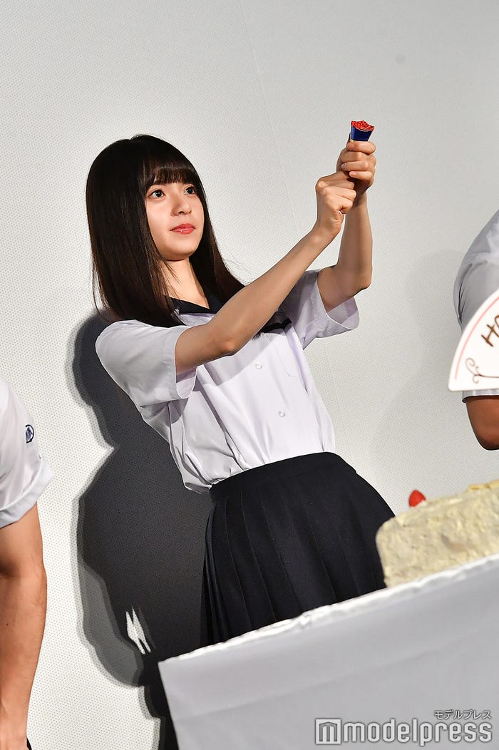 みんなと少し遅れてクラッカーを鳴らす齋藤飛鳥(C)モデルプレス