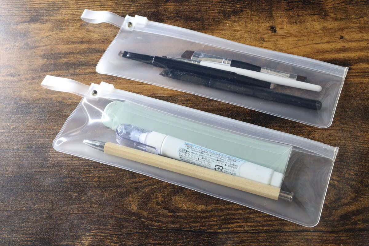 2つのポーチにそれぞれペンやメイクブラシなどの細長い文房具やコスメを入れた状態 2つのポーチにそれぞれペンやメイクブラシなどの細長い文房具やコスメを入れた状態