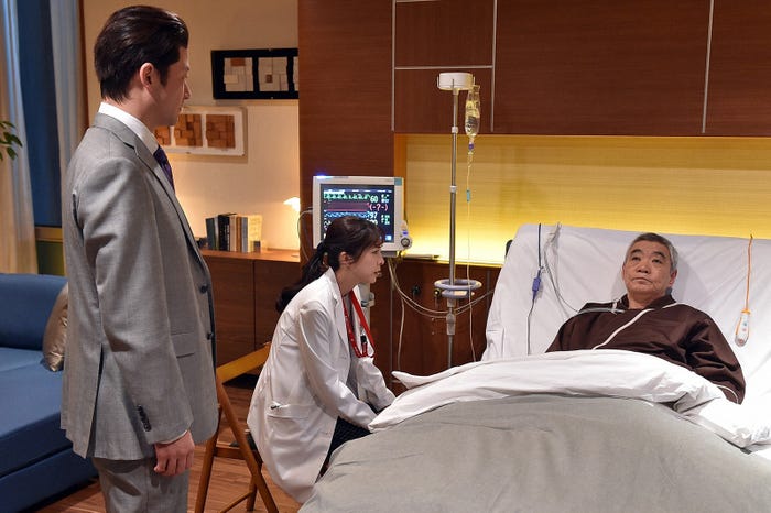 浅野忠信、竹内結子、柄本明「A LIFE~愛しき人~」第1話より(C)TBS