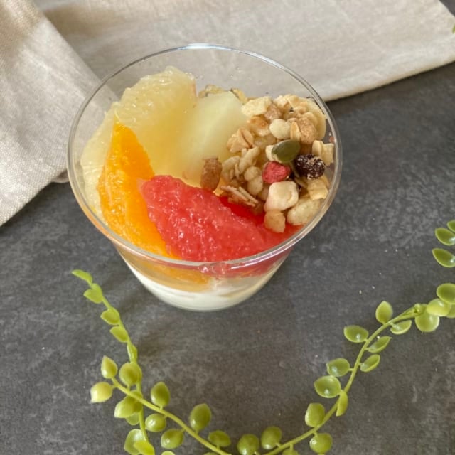 グラノーラをトッピングした彩りフルーツの杏仁豆腐