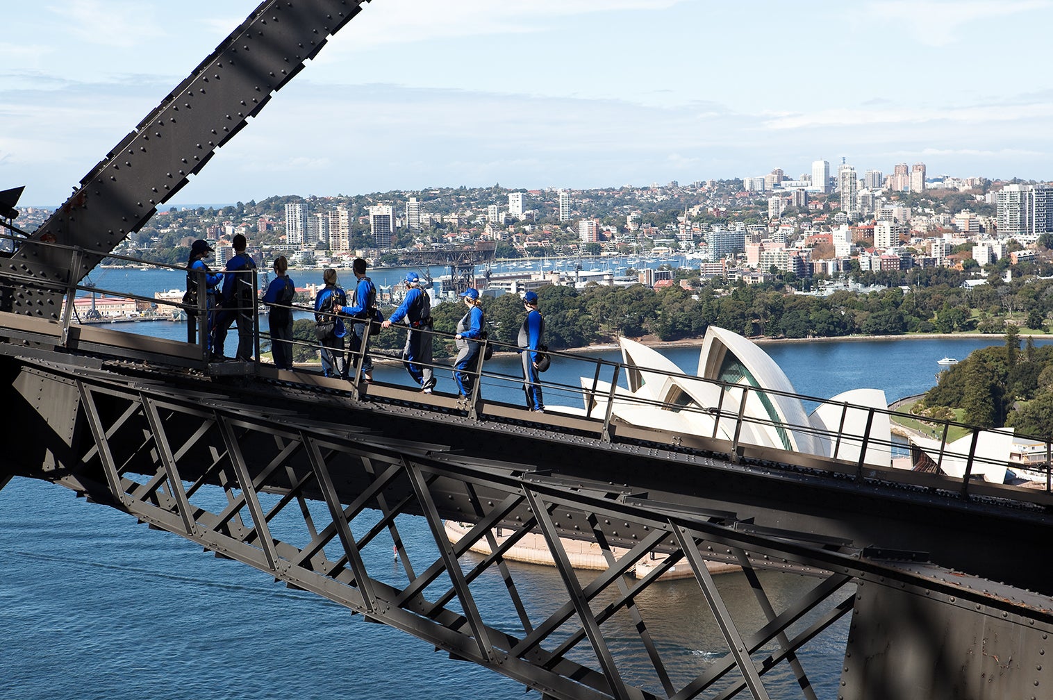 シドニー・ハーバー・ブリッジのブリッジクライムでスリル体験（C）James Horan；Destination NSW